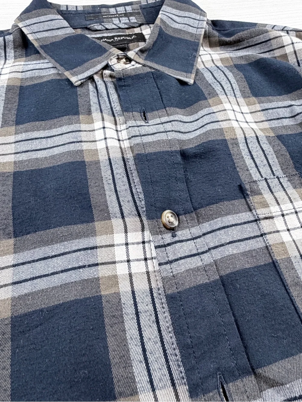 Banana Republic Men's Navy Plaid Button-Down Shirt Unticked fit Size M